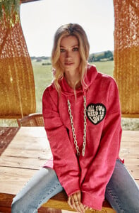 sudadera-all-you-need-is-love-en-fucsia-by-fetiche-suances (2).jpg