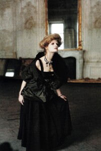 vogue-italia-july-2006-deborah-turbeville_(2).thumb.jpg.c146e7861aa802131dcc16f8ffa254e7.jpg