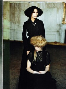 vogue-italia-july-2006-deborah-turbeville_(6).thumb.jpg.9ba769ed22ed696380118a9cc8d66dca.jpg