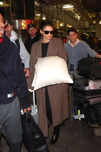 zendaya-arriving-at-jfk-airport-in-new-york-02-23-2024-3.jpg