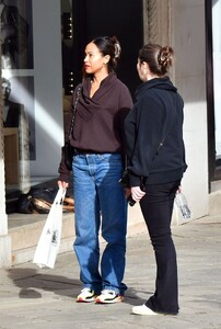 zoe-saldana-in-casual-outfit-shopping-in-venice-03-06-2024-1.jpg