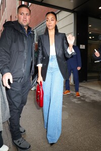 zoe-saldana-out-in-new-york-03-28-2024-4.jpg