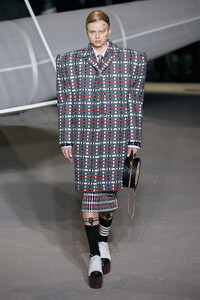 00020-thom-browne-fall-2023-ready-to-wear-credit-gorunway.thumb.jpg.616b2b6e5f4fe5e12609818db0bc0f6b.jpg