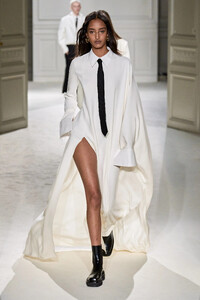 00024-valentino-fall-2023-ready-to-wear-credit-gorunway.thumb.jpg.b4292a0ed8d07b4e997c7b06e06b8bd6.jpg