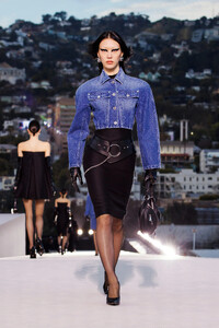 00027-versace-fall-2023-ready-to-wear-tokyo-credit-brand.thumb.jpg.7ebcbe4280ea573c804a8cc0505709d7.jpg