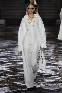 00030-christian-dior-resort-2024-credit-gorunway.thumb.jpg.eeebcae419991807661736aefd953390.jpg