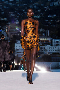 00058-versace-fall-2023-ready-to-wear-tokyo-credit-brand.thumb.jpg.e6a75684a41040d76c7dd9706d3e8f8f.jpg