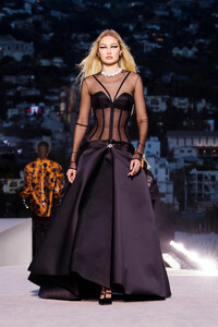 00075-versace-fall-2023-ready-to-wear-tokyo-credit-brand.thumb.jpg.6ed0ec241881304e9be8059f853cf785.jpg