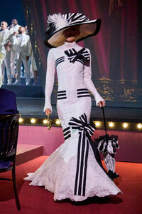 00090-vogue-world-london-fall-2023-ready-to-wear-credit-gorunway.thumb.jpg.4af071710fcc7914cbbed387d958cbf2.jpg