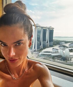 [2024.04.07] alessandraambrosio_435725708_18430121548000670_1832783660053614022_n.jpg