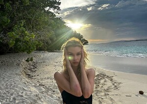 [2024.04.10] stellamaxwell_436296818_849991237143507_6793676202376366125_n.jpg