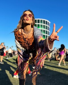 [2024.04.16] alessandraambrosio_435785737_18431673226000670_5064111230297073556_n.jpg