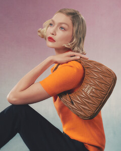 459803171_wander-bag_miu-miu-adv-2024-bag-campaign-2.jpg