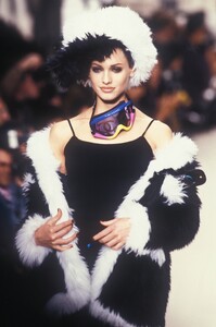 BeriSmither-Chanel-Fall1994Ready-to-Wear(3).thumb.jpg.1642488dda0ad5d146f7286c94685232.jpg