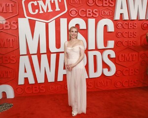 CMTMusicAwards_RedCarpet_April24_281229.jpg