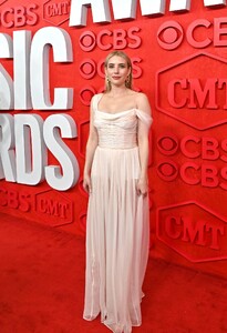 CMTMusicAwards_RedCarpet_April24_282329.jpg