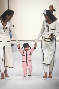 Chanel1991WomenRTW101.thumb.jpg.6a4e95ee5858af054406bbc9470fc244.jpg