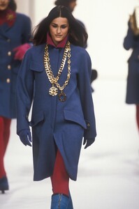 Chanel1991WomenRTW42.thumb.jpg.412c6c854fbb054e3d9eae51542208ac.jpg