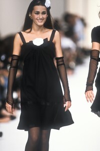 Chanel1991WomenRTW75.thumb.jpg.41114f45cf692624ba795f0978cb0c6c.jpg