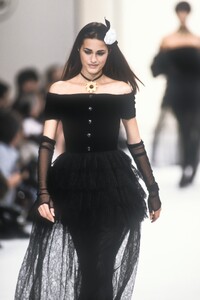 Chanel1991WomenRTW91.thumb.jpg.b8b82d1660c48f41ef0f85b533e79021.jpg