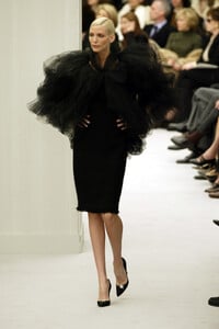 Chanel2004HauteCoutureSpring49.thumb.jpg.4c9cd29dcabb4ff97e22136c1b8c58de.jpg
