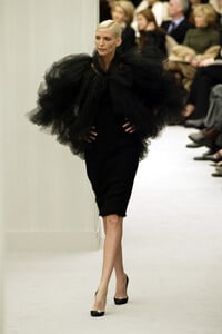 Chanel2004HauteCoutureSpring50.thumb.jpg.3839d464af392b5b41ad05d727298564.jpg