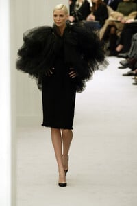 Chanel2004HauteCoutureSpring51.thumb.jpg.8b1b74efb8663d875b7e1ce0211df381.jpg