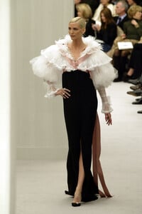 Chanel2004HauteCoutureSpring66.thumb.jpg.322b2e6b9f4f00c8dcb12c94422cd6ed.jpg