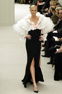 Chanel2004HauteCoutureSpring68.thumb.jpg.37341dd3626112a42ace0ab2a9684322.jpg