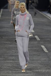 Chanel2004WomenFW23.thumb.jpg.836dc5e59b5fefb851cf8be9de9e5a4d.jpg