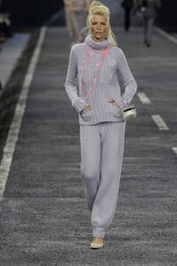 Chanel2004WomenFW24.thumb.jpg.b1b6dffafac6db26a8d319b20e315f33.jpg