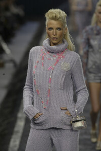 Chanel2004WomenFW25.thumb.jpg.4ce37b6fe43064558453803ab5e0378c.jpg