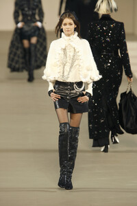 Chanel2006WomenFW1.thumb.jpg.155ab9eb3c2d961aa212917cf82f71ff.jpg