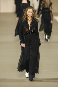 Chanel2006WomenFW12.thumb.jpg.5a7bce969c35863eb3ccb15ec89da9e6.jpg