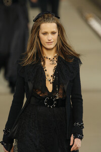 Chanel2006WomenFW13.thumb.jpg.b8fb19f57f7b735d9b646ae33a565078.jpg