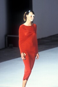 CharlotteConnoleys98chalayan-8.thumb.jpg.2e8c276b98a25af0e7585493b6ad9006.jpg