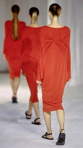 CharlotteConnoleys98chalayan-v26d7.thumb.jpg.87c3ed94c6d509e4b0bf815ddd2eb3ce.jpg
