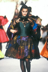 ChristianDior1987WomenFW40.thumb.jpg.959ad43d7a029fce4e52a1535f7e0de0.jpg