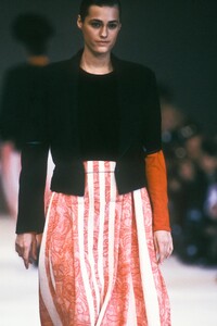 CommedesGarcons1988WomenFW31.thumb.jpg.f1507dc9a7247ec882c7d5167933a19a.jpg