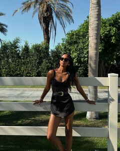 Desert day in @victoriassecret   #vsfestivalseason #VSpartner (5).jpg