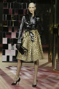 DolceGabbana2004WomenFW56.thumb.jpg.d44182d42e4fbe0fd144a991dbf56f15.jpg
