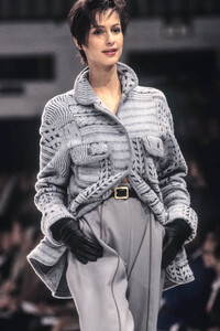 EmporioArmani1993WomenRTW100.thumb.jpg.f2e6ecd105f54873993ec662cf6fe709.jpg