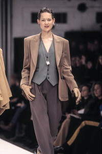 EmporioArmani1993WomenRTW141.thumb.jpg.3818937487e4a45fc73fc320bd8b09f4.jpg