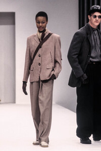 EmporioArmani1993WomenRTW169.thumb.jpg.8773d82ca5690b731bcc2d8a6b31de86.jpg