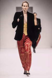 EmporioArmani1993WomenRTW49.thumb.jpg.c830ba5dccccabcfeca280602a802854.jpg