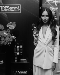 I had the honor of hosting a lovely dinner with @TRESemme to preview some hair and fashion trends for the upcoming NYFW season and learn about how their new Keratin Smooth Weightless Collection creates the mos (1).jpg