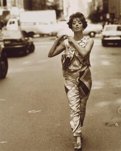 Isabella_Rossellini_Steven_Meisel_VogueIT_Sept1990_02.jpg