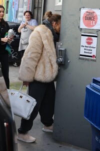 Jennifer-Lopez---Seen-as-she-heads-to-the-dance-studio-02.jpg