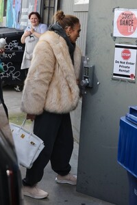 Jennifer-Lopez---Seen-as-she-heads-to-the-dance-studio-03.jpg