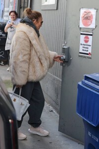 Jennifer-Lopez---Seen-as-she-heads-to-the-dance-studio-05.jpg